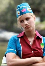 Emma (Claire Holt) ist sauer. Ihr neuer Chef Ash krempelt im Juice Net Cafe alles um.