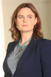 Brennan (Emily Deschanel) ermittelt im Mordfall an einem Nachhilfelehrer, der brutal zugerichtet wurde. Einige seiner Sch&uuml;ler sieht sie sich genauer an, um den Kreis der Verd&auml;chtigen zu begrenzen.