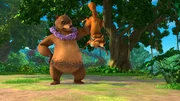 B&auml;r Balu mit seinem Blumenkranz versucht, das Bienenvolk von Harris Bau wegzulocken und es so zu retten. Doch dabei wurde er von dem Fuchs Tabaqui gest&ouml;rt, der das sicherlich schon bereut.