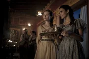 L-R: Cassia (Emily Browning) und Ariadne (Jessica Lucas)