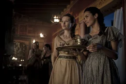 L-R: Cassia (Emily Browning) und Ariadne (Jessica Lucas)
