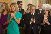 Monsieur Claude (Christian Clavier) und Ehefrau Marie Verneuil (Chantal Lauby, re.) m&uuml;ssen nur noch Laure (&Eacute;lodie Fontan, 2. v. li.) unter die Haube bringen. Odile (Julia Piaton, hinten li.) ist David (Ary Abittan, hinten 2. v. li.) verheiratet, Rachid (Medi Sadoun, hinten re.) der Mann von Isabelle (Fr&eacute;d&eacute;rique Bel).