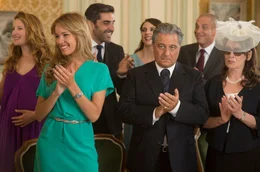 Monsieur Claude (Christian Clavier) und Ehefrau Marie Verneuil (Chantal Lauby, re.) m&uuml;ssen nur noch Laure (&Eacute;lodie Fontan, 2. v. li.) unter die Haube bringen. Odile (Julia Piaton, hinten li.) ist David (Ary Abittan, hinten 2. v. li.) verheiratet, Rachid (Medi Sadoun, hinten re.) der Mann von Isabelle (Fr&eacute;d&eacute;rique Bel).