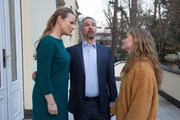 Nicole (Lara Feith, r.) droht Tessa (Anja Schneider, l.) und Thomas Steiner (Thomas Dannemann, M.), ihre Videoaufnahmen zu veröffentlichen, wenn sie ihr nicht ihre Tochter zurückgeben. Nicole (Lara Feith, r.) droht Tessa (Anja Schneider, l.) und Thomas Steiner (Thomas Dannemann, M.), ihre Videoaufnahmen zu veröffentlichen, wenn sie ihr nicht ihre Tochter zurückgeben.
