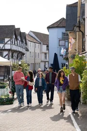 Robin Hastings (Freddie England, l.), Lauren (Yali Topol Margalith, 2.v.l.), Pip (Emma Myers, 3.v.l.), Ravi (Zain Iqbal, 3.v.r.), Cara (Asha Banks, 2.v.r.) und Connor (Jude Morgan-Collie, l.) tun alles dafür, um den vermissten Jamie zu finden. Robin Hastings (Freddie England, l.), Lauren (Yali Topol Margalith, 2.v.l.), Pip (Emma Myers, 3.v.l.), Ravi (Zain Iqbal, 3.v.r.), Cara (Asha Banks, 2.v.r.) und Connor (Jude Morgan-Collie, l.) tun alles dafür, um den vermissten Jamie zu finden.