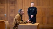 Der syrische Geheimdienstmitarbeiter Achmed Masalma (Raschid Daniel Sigdi vorne. mit Josef Heynert, hinten.) wurde in Hamburg wiedererkannt und von einem seiner Opfer &uuml;berw&auml;ltigt. Jetzt sagt er vor Gericht aus.