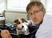 Kriminaltechniker Wolfgang Menzel (Maxim Mehmet) untersucht den Hund, den die Hauptkommissare in der Unterkunft der Fl&uuml;chtlinge gefunden haben.