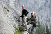 Martin (Hans Sigl, r.) und Hans (Heiko Ruprecht, l.) klettern die steile Wand hoch.