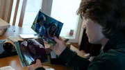In Niklas (Sven Gielnik) kommen beim Anblick alter Fotos Erinnerungen an eine glückliche Kindheit hoch. In Niklas (Sven Gielnik) kommen beim Anblick alter Fotos Erinnerungen an eine glückliche Kindheit hoch.