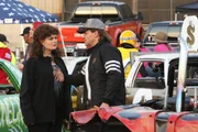 Die Spur im Fall der zerschredderten Leiche, die in einem Strohballen gefunden wurde, f&uuml;hrt Booth (David Boreanaz) und Brennan (Emily Deschanel) in die Demolition Derby-Szene.