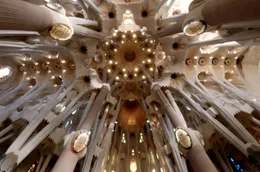 Unter den Baumwipfeln: Das Innere der Sagrada Fam&iacute;lia ist als floral-botanische, wie in Stein gemei&szlig;elte Pflanzenwelt konzipiert.