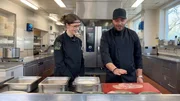 Koch Dominik und Lena bereiten ein Cordon Bleu zu.