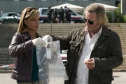 Revierinspektorin Penny Lanz (Lilian Klebow) und ihr Kollege Helmuth Nowak (Gregor Seberg) sichern Spuren am Tatort. Revierinspektorin Penny Lanz (Lilian Klebow) und ihr Kollege Helmuth Nowak (Gregor Seberg) sichern Spuren am Tatort.