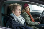Im Auto: Cornelia Gröschel als Kriminalkommissarin Leonie Winkler, Karin Hanczewski als Kriminalkommissarin Karin Gorniak Im Auto: Cornelia Gröschel als Kriminalkommissarin Leonie Winkler, Karin Hanczewski als Kriminalkommissarin Karin Gorniak