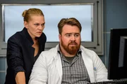 Auf Gerichtsmediziner Weyer (Tristan Seith) ist immer Verlass. Zusammen mit Ermittlerin Helen Dorn (Anna Loos) geht er die Ergebnisse der Obduktion durch. Hat er irgendwas Wichtiges gefunden?
