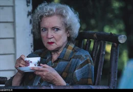 Die exzentrische Witwe Mrs. Delores Bickerman (Betty White) lebt alleine am See.