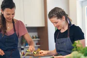 Sandra (rechts) beim Kochen in der K&uuml;che.
