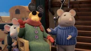 Julia (l.) und Sam (r.) möchten nicht, dass Sams Vater aus dem Kürbis (M.) zum Mittagessen eine Suppe kocht. Sie haben den Kürbis, den sie Leon genannt haben, deshalb als Maus verkleidet und stellen ihn dem Vater als neuen Freund vor. Julia (l.) und Sam (r.) möchten nicht, dass Sams Vater aus dem Kürbis (M.) zum Mittagessen eine Suppe kocht. Sie haben den Kürbis, den sie Leon genannt haben, deshalb als Maus verkleidet und stellen ihn dem Vater als neuen Freund vor.