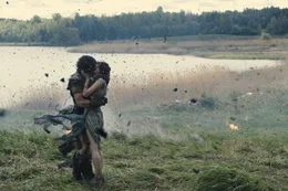 Als der Vesuv ausbricht und ganz Pompeii in ein Inferno st&uuml;rzt, bleibt Milo (Kit Harington, l.) und Cassia (Emily Browning, r.) nicht viel Zeit, sich ihre Liebe zu gestehen ...