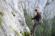 Dr. Martin Gruber (Hans Sigl) in Klettermontur in der Wand.