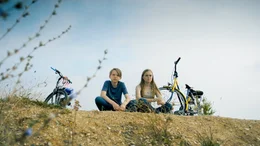 Ben (Yoran Leicher) und Isa (Julia Hirt) blicken auf den Tagebau, der bald ihr Heimatdorf zerst&ouml;ren wird.