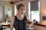 Kellnerin Mara Singer (Anna Bachmann) ist nicht begeistert von Gregors und Ninas Befragung. Hat sie etwas zu verheimlichen? Kellnerin Mara Singer (Anna Bachmann) ist nicht begeistert von Gregors und Ninas Befragung. Hat sie etwas zu verheimlichen?