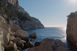 Die Calanques sind eine karge, felsige Region an der s&uuml;dfranz&ouml;sischen Mittelmeerk&uuml;ste. Neben der Trockenheit regierte hier f&uuml;r lange Zeit der heftige Mistralwind &ndash; bis er eines Tages einer au&szlig;ergew&ouml;hnlichen Hitzewelle wich.