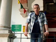 Warum fürchtet sich der Heimleiter Josef Kröll (Heio von Stetten) vor dem Team der SOKO Wien? Warum fürchtet sich der Heimleiter Josef Kröll (Heio von Stetten) vor dem Team der SOKO Wien?