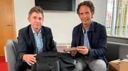 Rechtsanwalt Kay Ole Johannes und NDR Moderator Jo Hiller mit Fälscherware. Rechtsanwalt Kay Ole Johannes und NDR Moderator Jo Hiller mit Fälscherware.