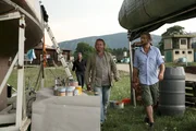 Johannes Weissenberger (Erich Altenkopf, r.) f&uuml;hrt Oberstleutnant Helmuth Nowak (Gregor Seberg, M.) und Major Carl Ribarski (Stefan J&uuml;rgens, l.) &uuml;ber seine Bootswerft.