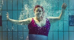 Annika (Stefanie Reinsperger).
