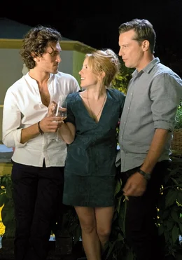Eine Frau zwischen zwei M&auml;nnern: Jackie (Paula Kalenberg), Martin (Florian Panzer, re.) und Serge (Vladimir Korneev).