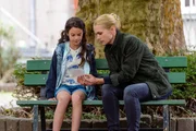 Helen Dorn (Anna Loos, r.) will Hannah (Mina Liann Banaschewski, l.) und Mila unbedingt helfen und fragt sie deswegen um Hilfe. Doch das M&auml;dchen hat ihrer Schwester versprochen, niemandem etwas von den geheimen Pl&auml;nen zu erz&auml;hlen.