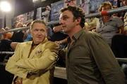 Martin Gruber (Hans Sigl, r.) fordert Meierling (Michael Brandner, l.) auf, Schelling aus dem Ring zu holen.
