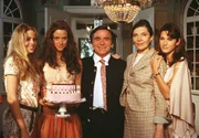 Barbara (Anja Knauer, 2.von links) feiert mit ihren Cousinen Doris (Jenny Kals, links) und Marianne (Mariella Ahrens, rechts) sowie mit ihrem Onkel Julius von Tallien (Elmar Wepper) und Tante Elisa (Isolde Barth, 2.von rechts) ihren 18. Geburtstag. Barbara (Anja Knauer, 2.von links) feiert mit ihren Cousinen Doris (Jenny Kals, links) und Marianne (Mariella Ahrens, rechts) sowie mit ihrem Onkel Julius von Tallien (Elmar Wepper) und Tante Elisa (Isolde Barth, 2.von rechts) ihren 18. Geburtstag.