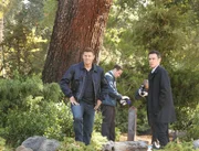 Booth (David Boreanaz, l.) und Aubrey (John Boyd, r.) versuchen den Tod einer Amerikanerin aufzukl&auml;ren, deren Leiche im kanadischen Meer Neufundlands gefunden wurde - zusammen mit einem alten Wikinger-Relikt.