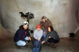 Team in der Dachstein Eish&ouml;hle (v.l.n.r.): Martin Gangl (Lichtmeister), Kamera Hubert Doppler (Kamera), Waltraud Paschinger (Gestalterin), Erich Pr&ouml;ll.