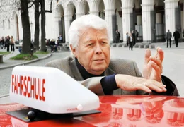 WDR Fernsehen GL&Uuml;CK AUF VIER R&Auml;DERN, Deutschland 2006, Regie Dagmar Kn&ouml;pfel, am Samstag (03.07.10) um 20:15 Uhr. Vierzig Jahre hat Friedrich (Peter Weck) sich erfolgreich dagegen gewehrt, den F&uuml;hrerschein zu machen, doch nun hat es ihn erwischt.