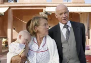Butler Hopkins (Dietrich Hollinderbäumer) gibt Edda (Petra Kelling), die auf ihren Enkel aufpasst, einen guten Rat. Butler Hopkins (Dietrich Hollinderbäumer) gibt Edda (Petra Kelling), die auf ihren Enkel aufpasst, einen guten Rat.