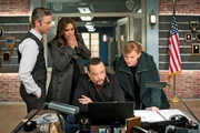 V.l.: Dominick "Sonny" Carisi, Jr. (Peter Scanavino), Olivia Benson (Mariska Hargitay), Odafin "Fin" Tutuola (Ice-T), Amanda Rollins (Kelli Giddish)