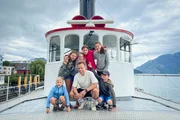 SRF-Redaktor Jan Fitze unterwegs auf dem Vierwaldstättersee mit den Kindern der Familien Achermann und Inderbitzin SRF-Redaktor Jan Fitze unterwegs auf dem Vierwaldstättersee mit den Kindern der Familien Achermann und Inderbitzin