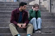 Ravi Singh (Zain Iqbal, l.) versucht Pip Fitz-Amobi (Emma Myers, r.) zu unterstützen, als sie von den Ereignissen überwältigt wird. Ravi Singh (Zain Iqbal, l.) versucht Pip Fitz-Amobi (Emma Myers, r.) zu unterstützen, als sie von den Ereignissen überwältigt wird.
