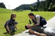 Der Boxer Tobias Schilling (Tobias Licht) bricht beim Lauftraining zusammen. Dr. Gruber (Hans Sigl, r.) beruhigt dessen Sohn Thilo (Tobias Kulzer, l.).