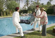 Edda (Petra Kelling) bittet die Hoteldiener, ihren betrunkenen Sohn Ottfried (Oliver Stritzel) zur Ausnüchterung in den Pool zu werfen. Edda (Petra Kelling) bittet die Hoteldiener, ihren betrunkenen Sohn Ottfried (Oliver Stritzel) zur Ausnüchterung in den Pool zu werfen.