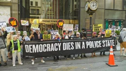 Regierungskritische Demonstrationen in Manhattan f&uuml;hren immer auch am Trump Tower auf der 5th Avenue vorbei.