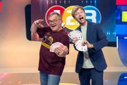 Zauberer Marc Weide (r.) sorgt mit seinen Tricks für staunende Gesichter. Zauberer Marc Weide (r.) sorgt mit seinen Tricks für staunende Gesichter.
