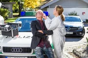 Anja Licht (Karin Thaler, rechts) versorgt Huberts (Christian Tramitz) entzündete Augen. Anja Licht (Karin Thaler, rechts) versorgt Huberts (Christian Tramitz) entzündete Augen.