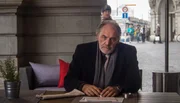 Die Enth&uuml;llungen setzen Thomas Borchert (Christian Kohlund) stark zu. Der investigative Journalist Max Friedl&auml;nder (Dominik Weber, hinten) beobachtet ihn.