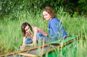 Julia Demmler (Wendy G&uuml;ntensperger, re.) trifft bei ihrer Paddeltour zuf&auml;llig das Zimmerm&auml;dchen Maria Obrigas (Tania Feurich, li.).