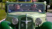 Protagonisten Ludwig Jatzwauk und Wolfgang Wittrien im Oldtimer auf der B96.